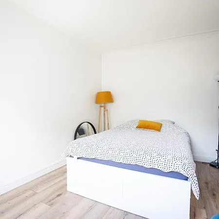 Nice bright flat near Sacré Coeur *